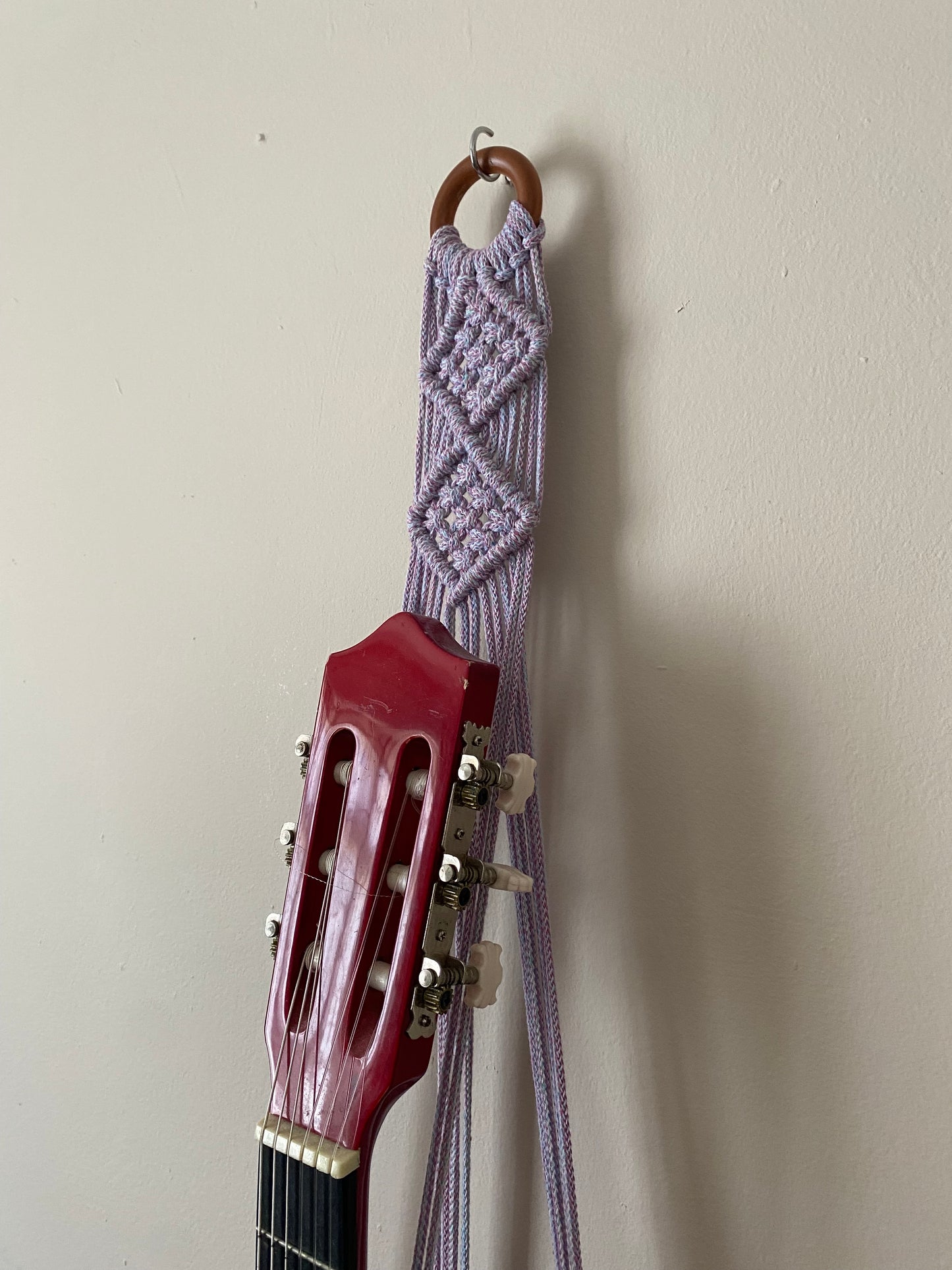 Macra-Made With Love 3/4 guitar wall mount pastel top detail