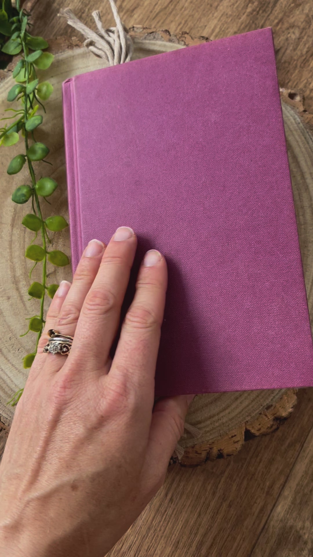 Video showing a handmade macramé bookmark with knotted design in beige cotton.
