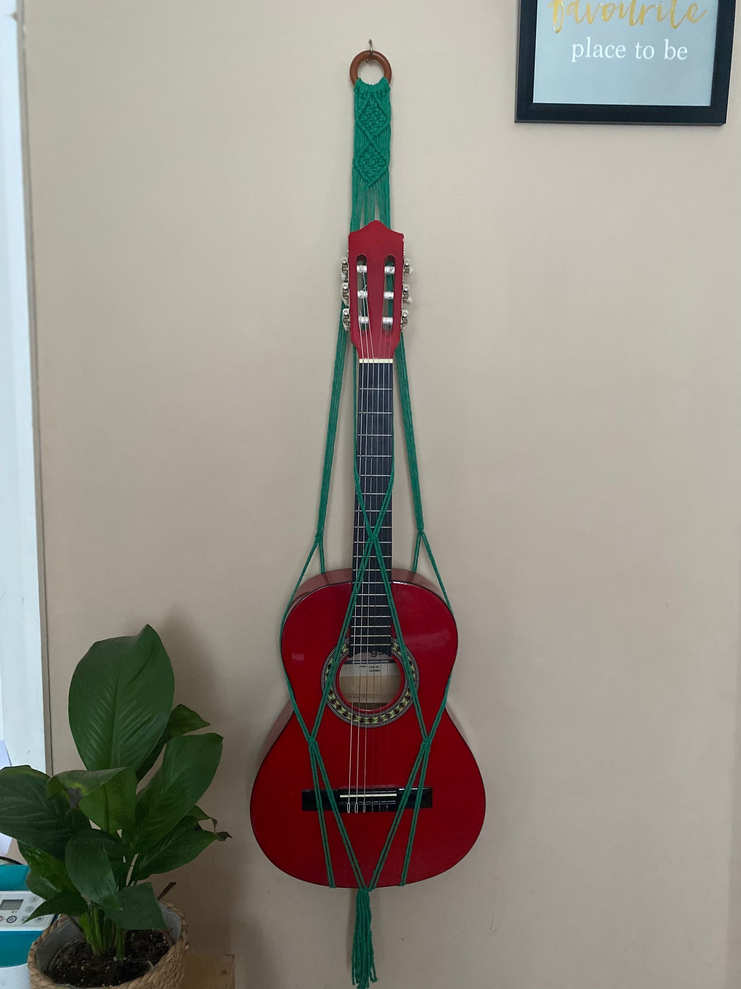 Macra-Made With Love 3/4 guitar wall mount forest green