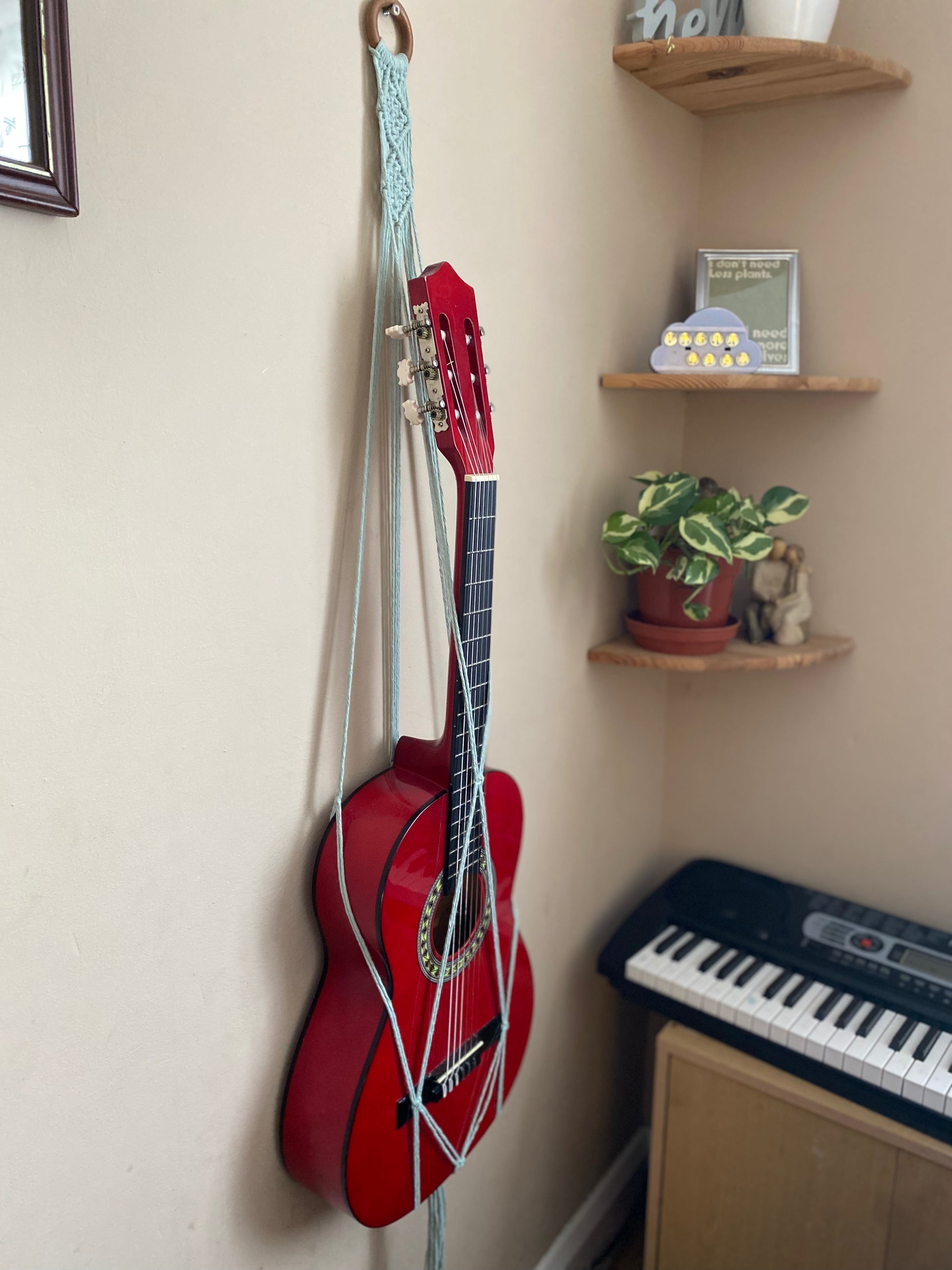 Macra-Made With Love 3/4 guitar wall mount pastel green left