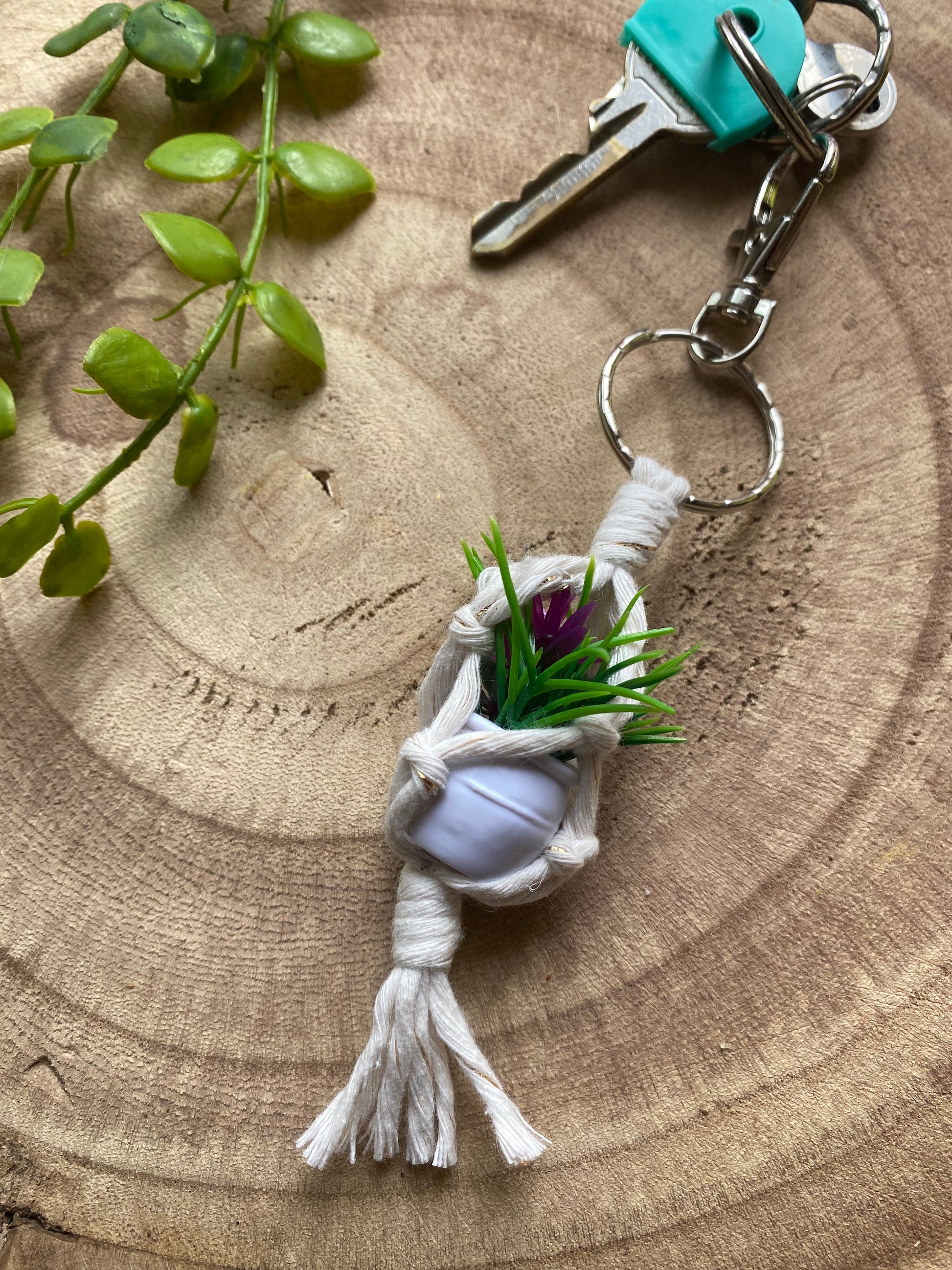 Macra-Made With Love mini plant hanger key ring golden natural flat angle with key 