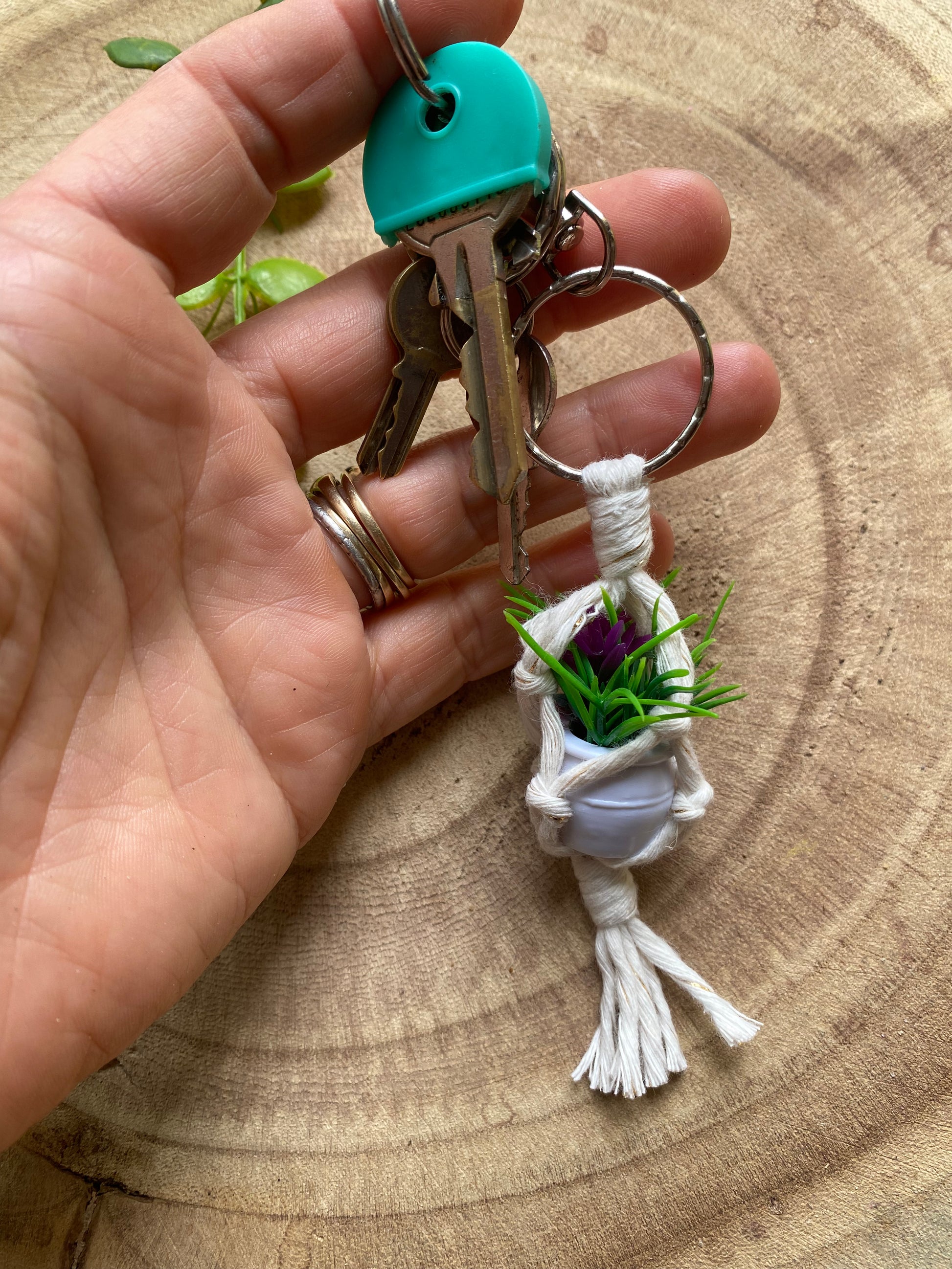 Macra-Made With Love mini plant hanger key ring golden natural in hand with key 